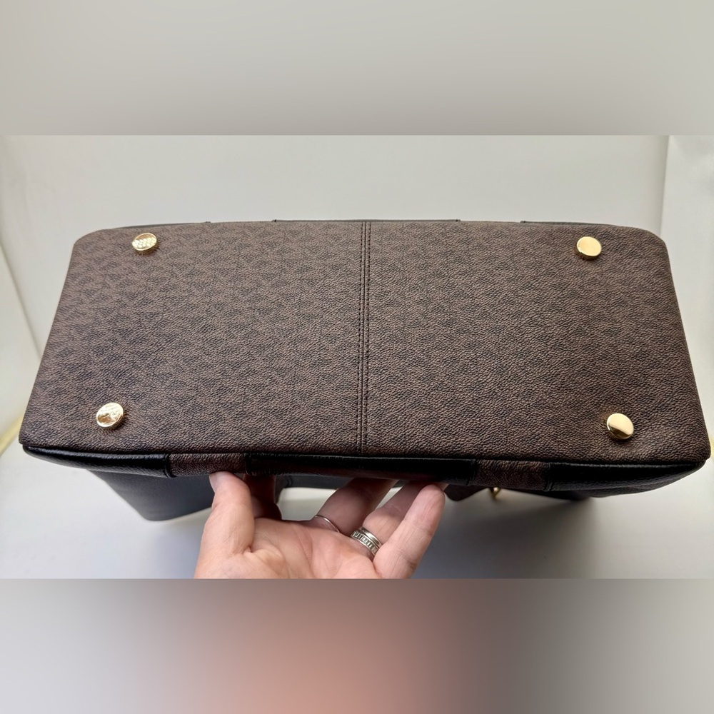 Michael Kors Jet Set Large East West Tote – Black/Brown‎ Signature - Picture 5 of 9
